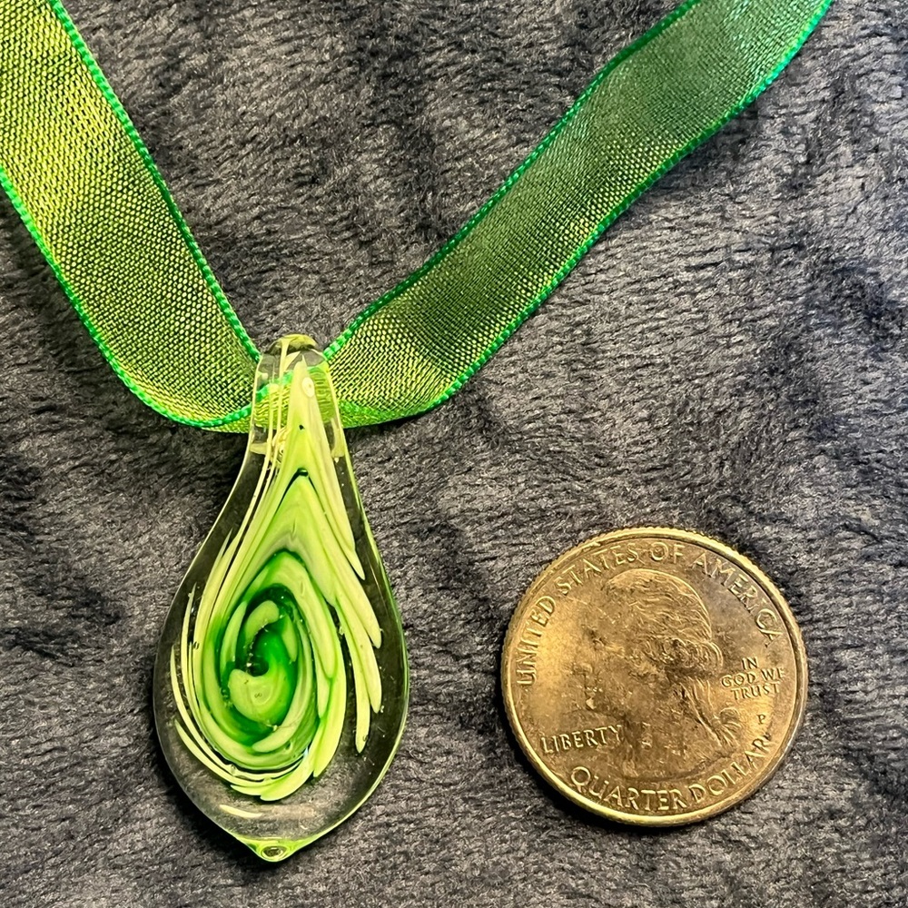 Necklace/green ribbon with glass pendant, handmade, NWOT - Picture 4 of 4